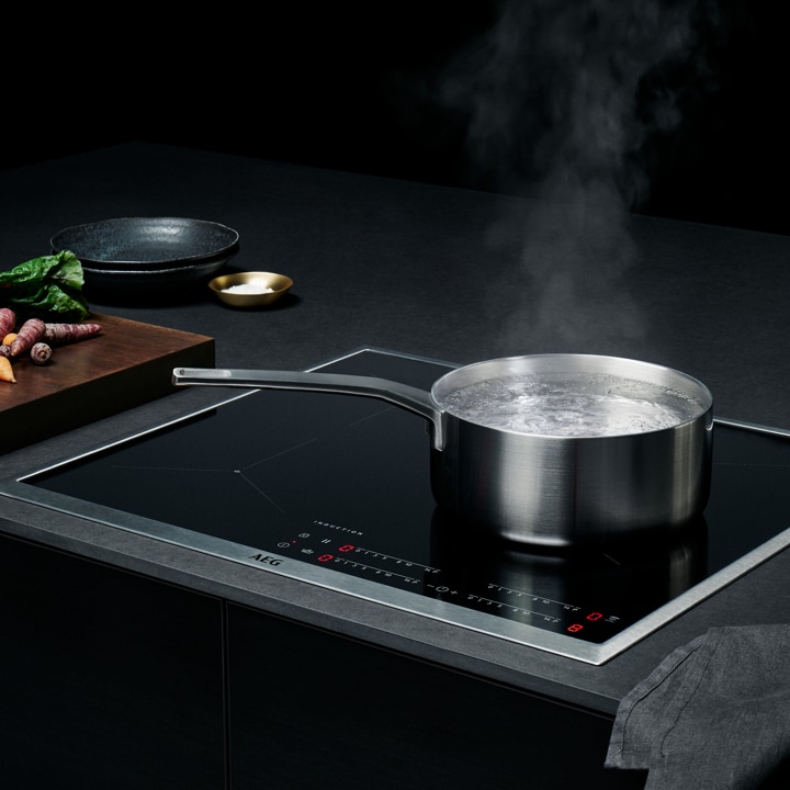 Naczynia na płycie indukcyjnej AEG