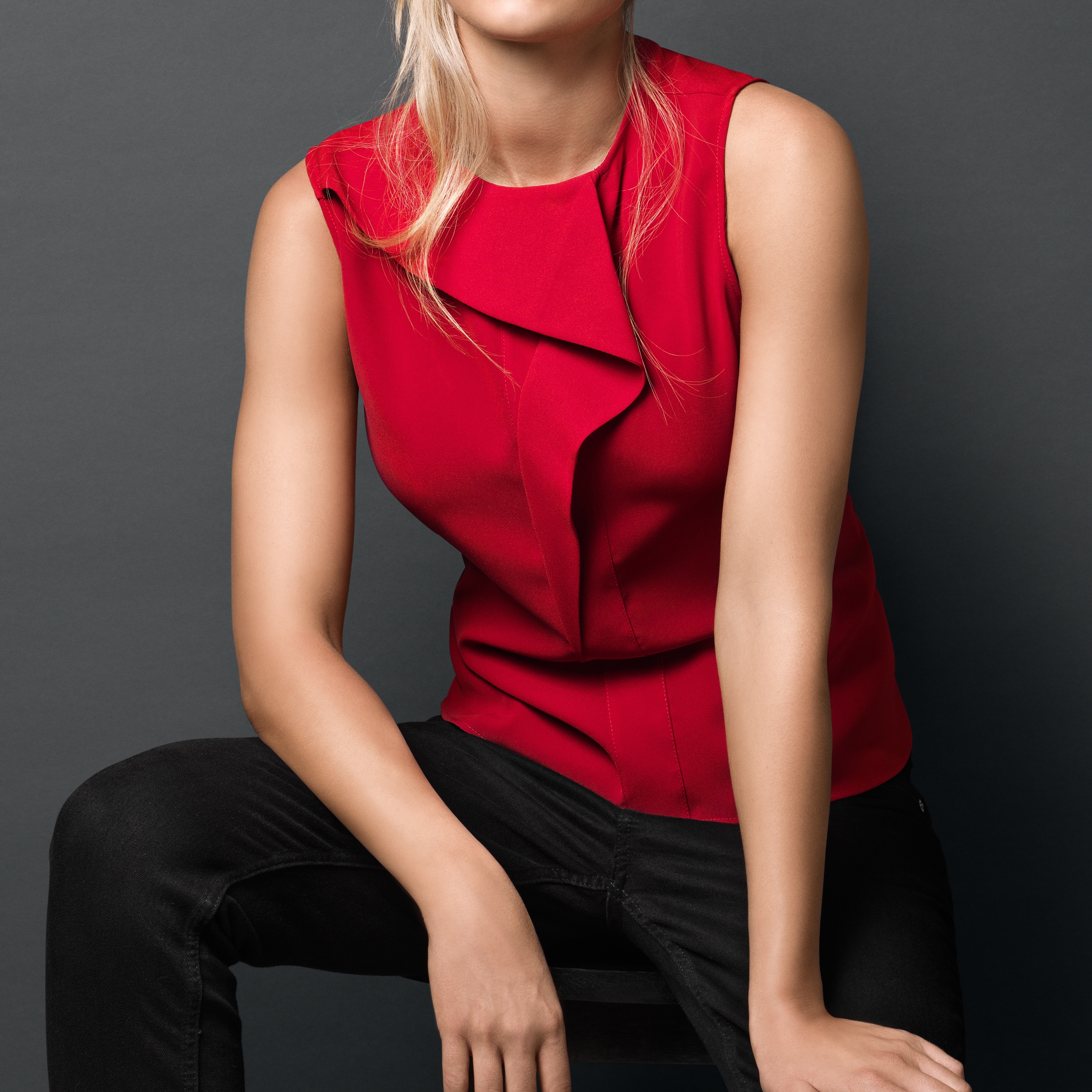 Kobieta zadowolona ze swojego wełnianego wierzchniego okrycia